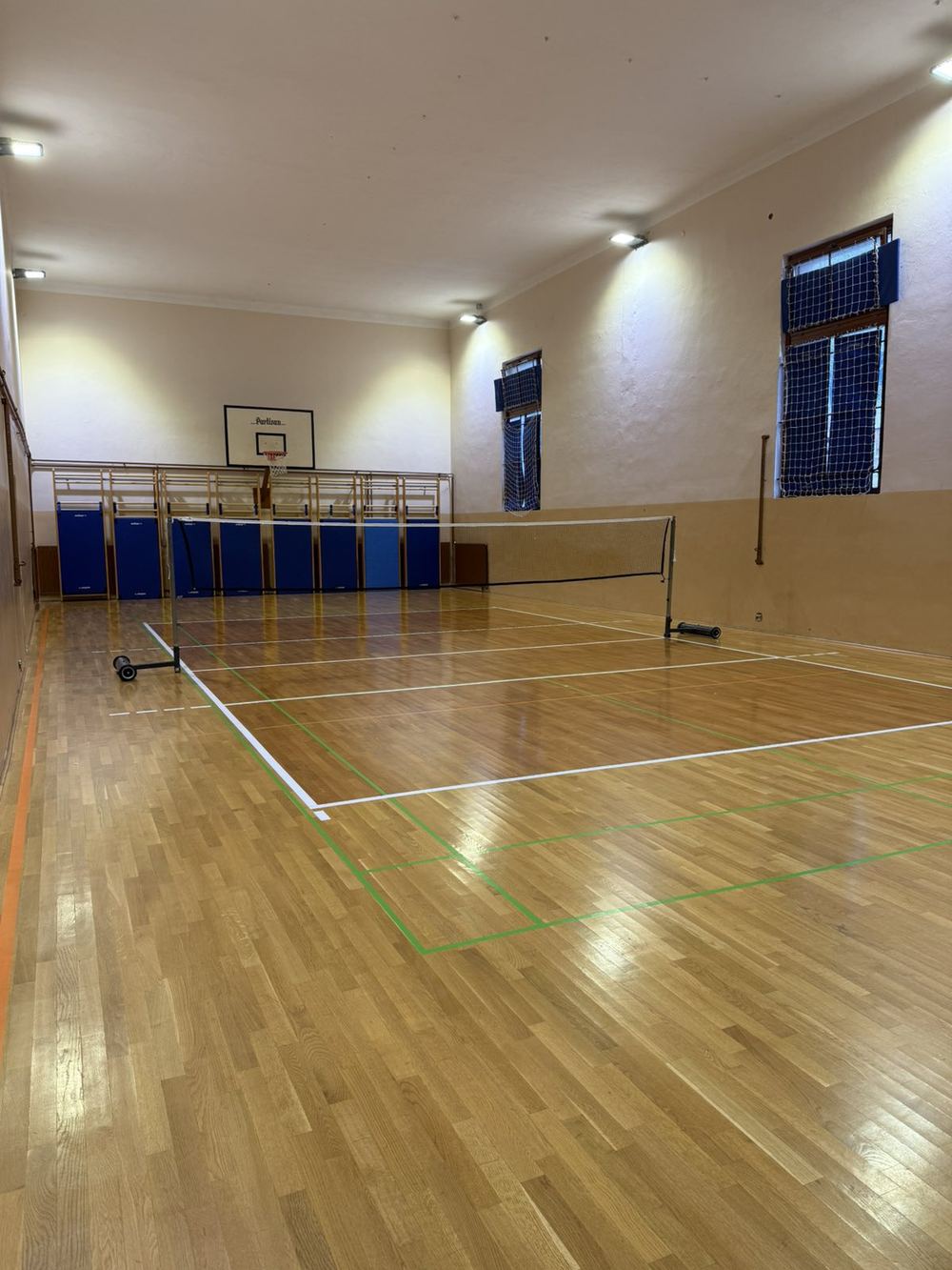 Telovadnica Partizan Braslovče – košarkarski koš in badminton mreža